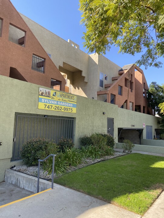 Sylvan Apartments in Van Nuys, CA - Foto de edificio