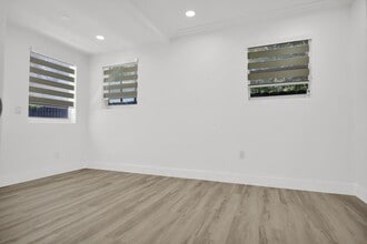 210 Beacom Blvd in Miami, FL - Building Photo - Building Photo
