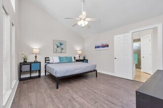 902 Golden Bear Ln in Houston, TX - Foto de edificio - Building Photo