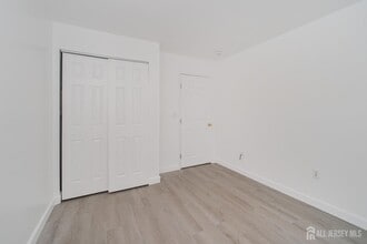 402 Hidden Village Dr in Perth Amboy, NJ - Building Photo - Building Photo