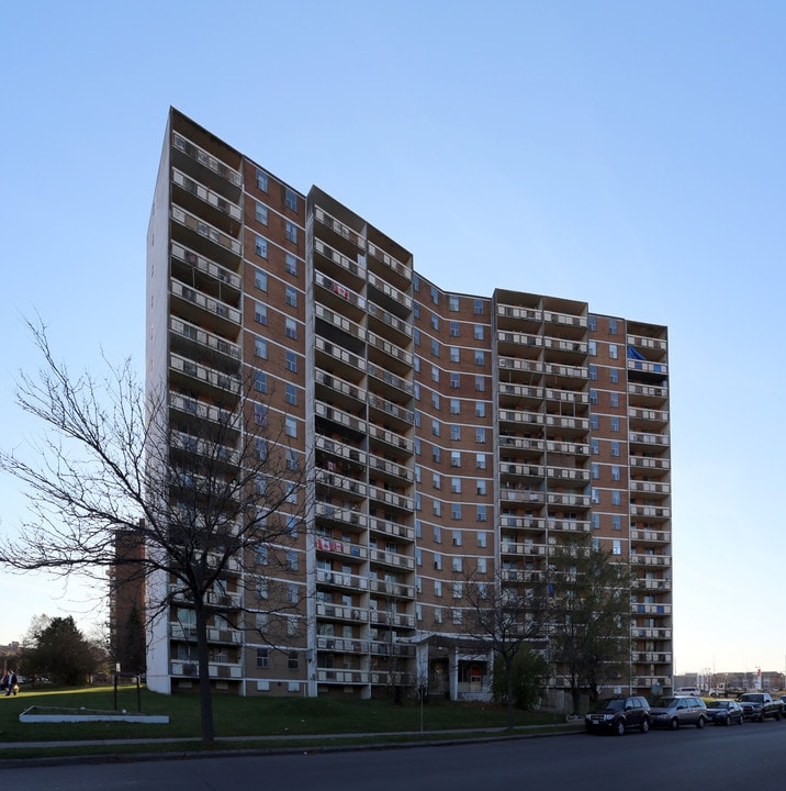 Silvana Manor in Hamilton, ON - Building Photo