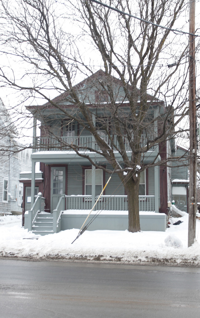 593 E Main St in Cobleskill, NY - Foto de edificio - Building Photo