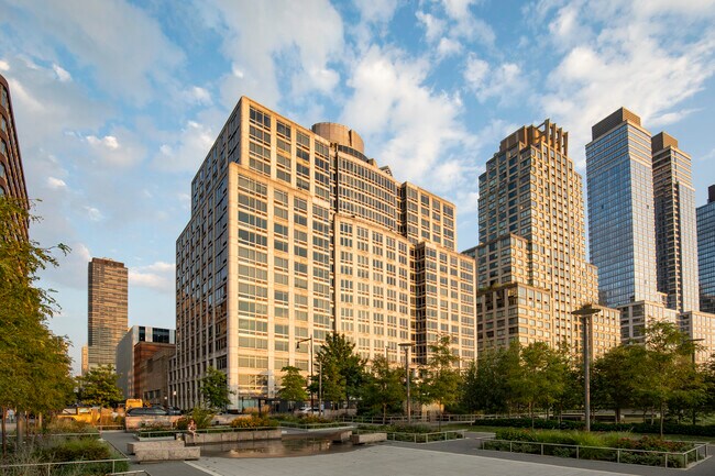 120 Riverside Boulevard in New York, NY - Foto de edificio - Building Photo