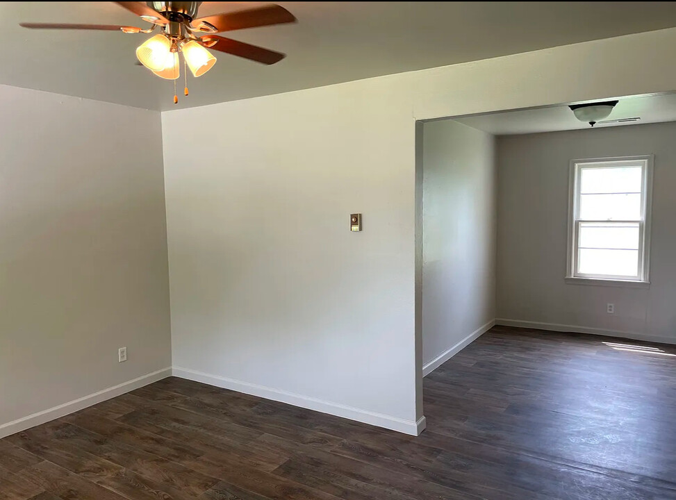 217 N 17th St, Unit House for rent in Chickasha, OK - Building Photo