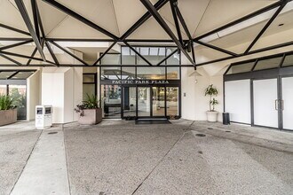 6363 Christie Ave, Unit 823 in Emeryville, CA - Foto de edificio - Building Photo