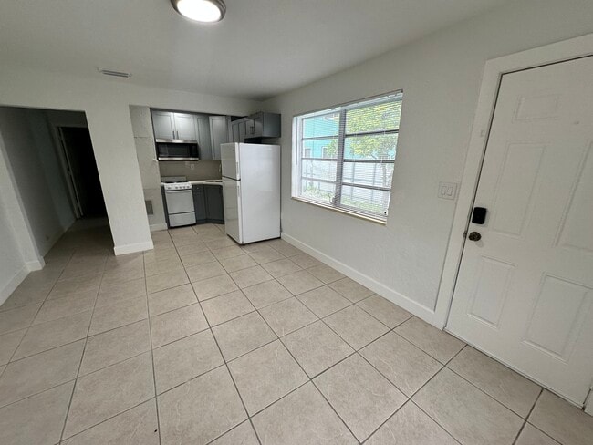 2550 SW 9th St, Unit 2550A