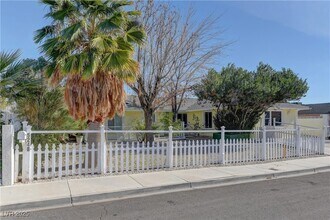 5248 Rambling Rd in Las Vegas, NV - Foto de edificio - Building Photo