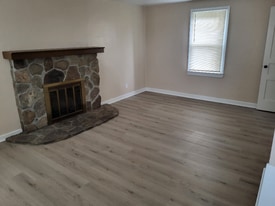 807 Meadow Dr in West Mifflin, PA - Building Photo