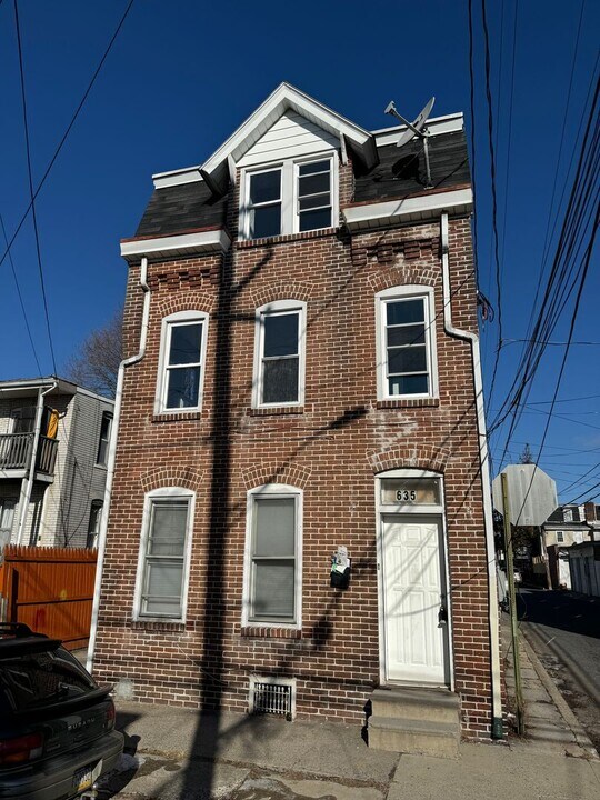 635 W Green St in Allentown, PA - Building Photo