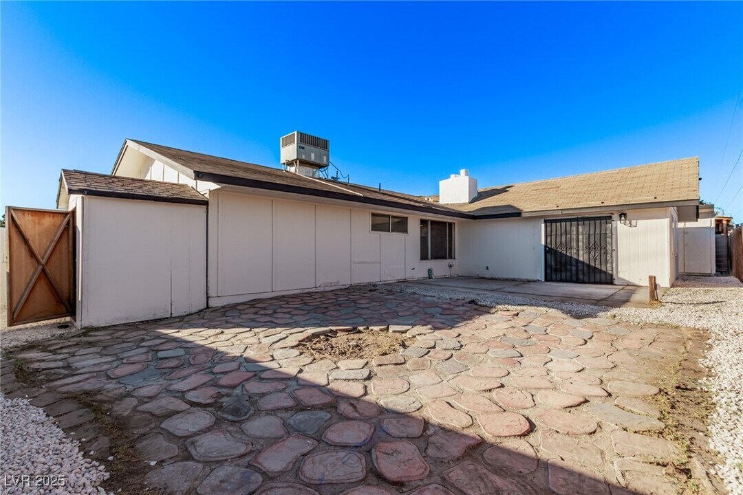 2368 Winterwood Blvd in Las Vegas, NV - Foto de edificio