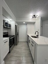 5773 Gatlin Ave in Orlando, FL - Foto de edificio - Building Photo