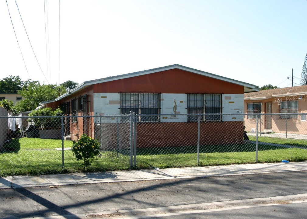 2010 NW 31st St in Miami, FL - Building Photo