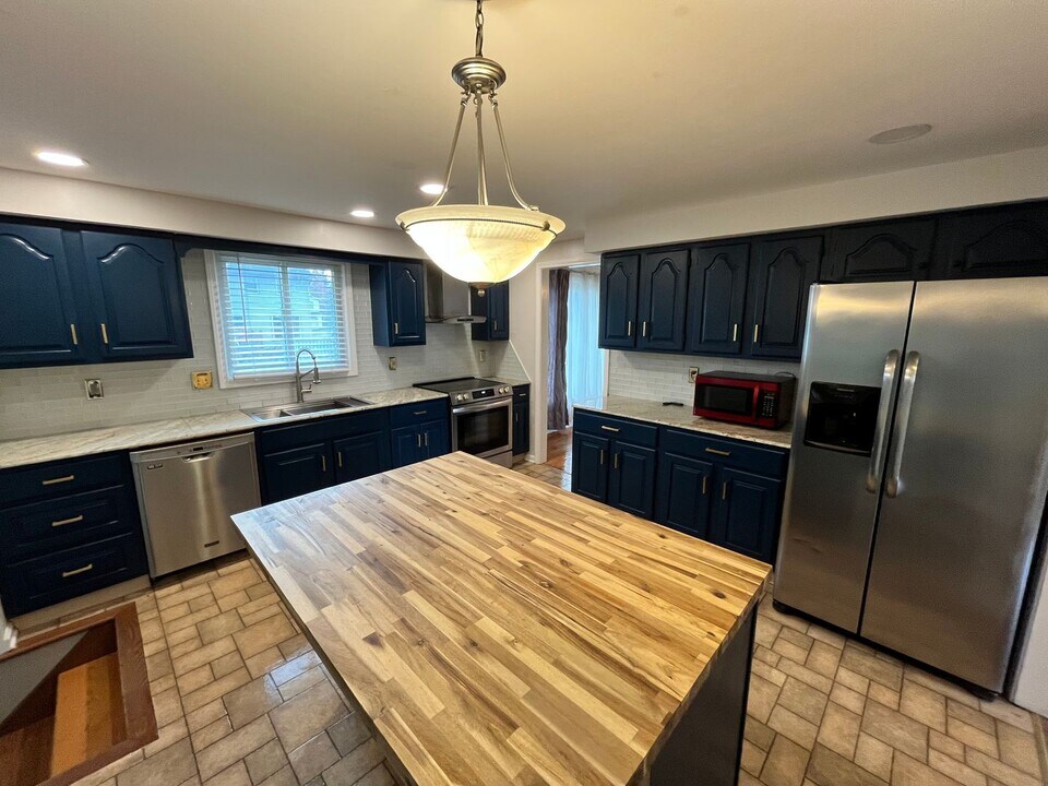 8330 White Cedar Cir in Liverpool, NY - Building Photo