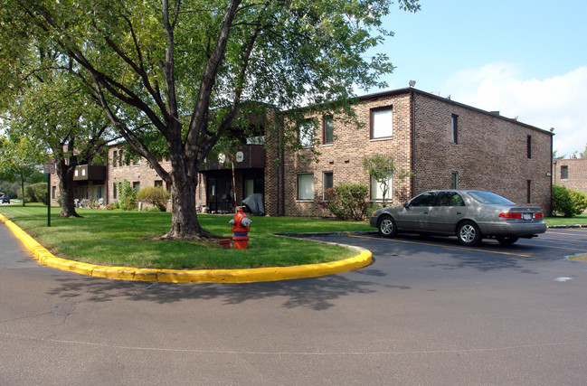 Pleasant Run Condo in Wheeling, IL - Building Photo - Building Photo