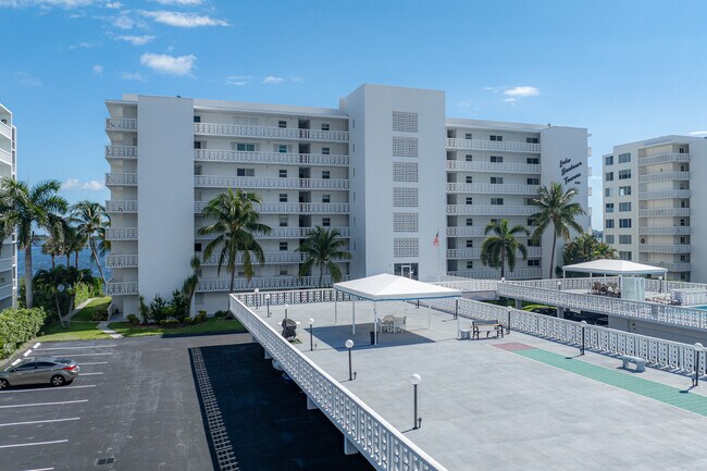 401 Lake Shore Dr in Lake Park, FL - Building Photo - Building Photo