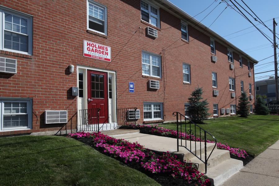 Silver Lake Apartments in Morton, PA - Building Photo