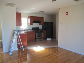117 Elmora Ave, Unit 3 Rear in Elizabeth, NJ - Foto de edificio - Building Photo