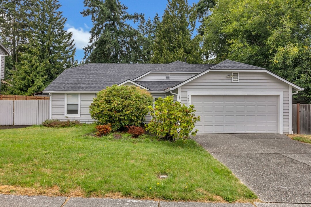 12372 SE 221st St in Kent, WA - Building Photo