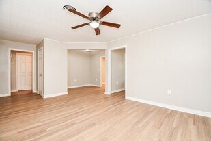 919 Forest Oaks Dr in Houston, TX - Building Photo