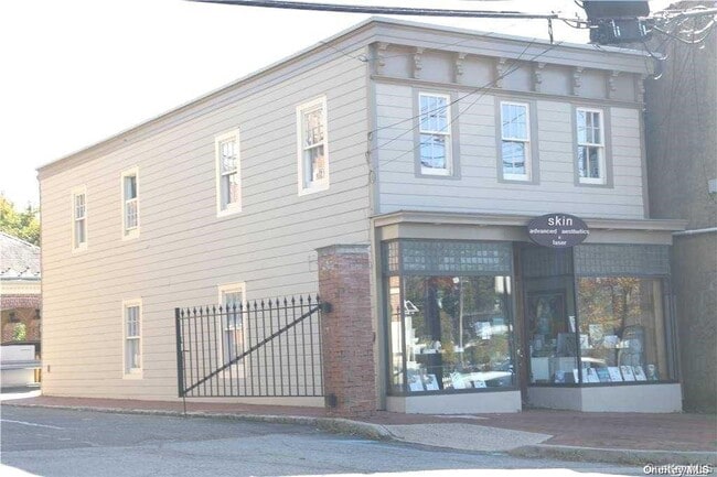 1392 Old Northern Blvd in Roslyn, NY - Building Photo - Building Photo