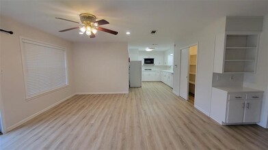 215 Pine Shadow Dr in Conroe, TX - Building Photo - Building Photo