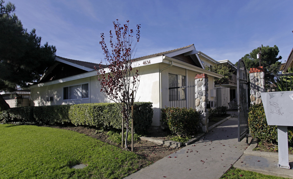 4634 Bandera in Montclair, CA - Foto de edificio