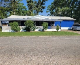 491 E Sherwood Dr in Livingston, TX - Building Photo - Building Photo