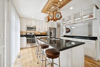 30W145 Country in Naperville, IL - Building Photo - Building Photo