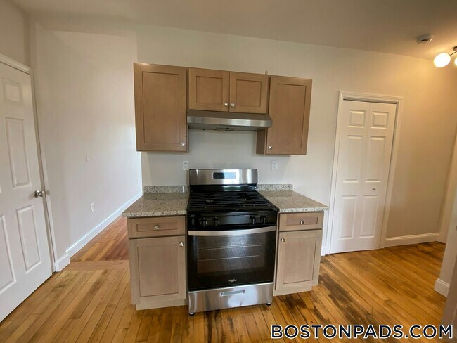 293 School St in Stoughton, MA - Building Photo - Building Photo