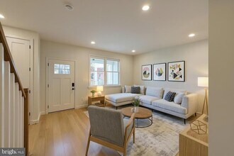 635 Upland Pl in Alexandria, VA - Foto de edificio - Building Photo