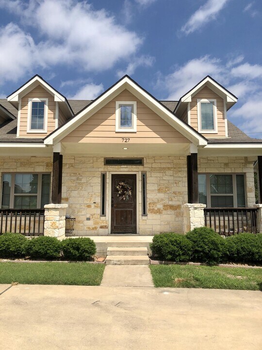 727 Dominik Dr-Unit -1 in College Station, TX - Building Photo
