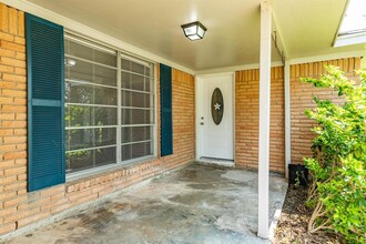 303 Ligustrum St in Lake Jackson, TX - Building Photo - Building Photo