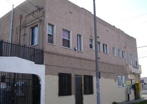 6600 S Hoover St in Los Angeles, CA - Building Photo