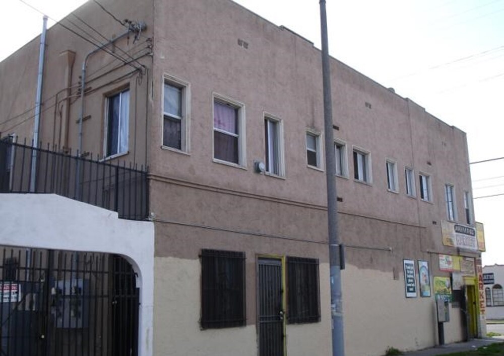 6600 S Hoover St in Los Angeles, CA - Building Photo