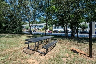 Smoky Crossing Apartment Homes in Seymour, TN - Foto de edificio - Building Photo