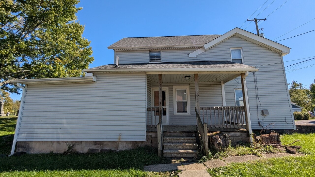 223 E Maple St in Hartville, OH - Building Photo
