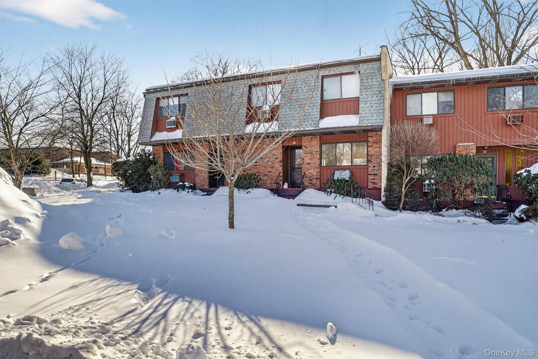 126 Coachlight Square in Montrose, NY - Building Photo