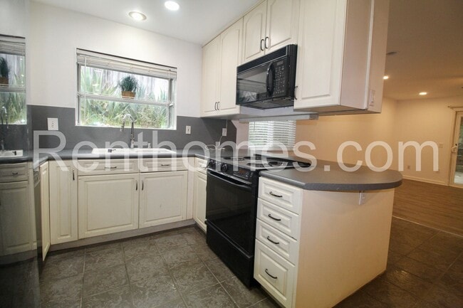 13828 Otis Pl