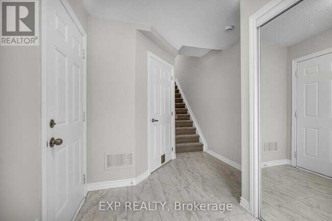 158 Sunshine Crescent in Ottawa, ON - Building Photo - Building Photo