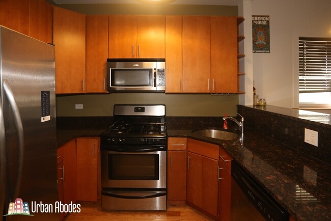 3025 N Oakley Ave, Unit M04B in Chicago, IL - Building Photo - Building Photo