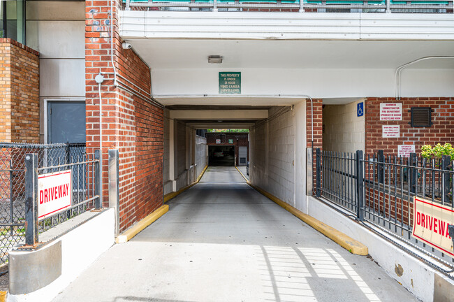 Grandview Tower in Elmhurst, NY - Building Photo - Building Photo