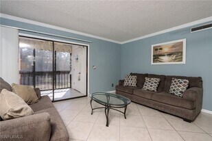 6110 Whiskey Creek Dr in Ft. Myers, FL - Building Photo