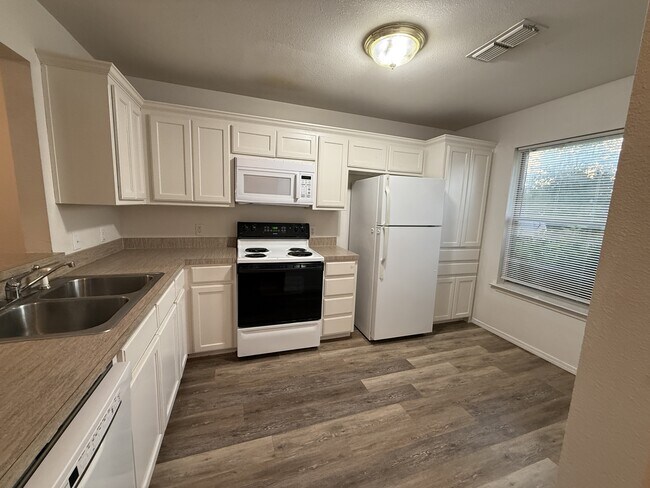 105 S 1st St in Sanger, TX - Building Photo - Building Photo