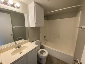 701 W Sycamore St, Unit 102 in Denton, TX - Building Photo - Building Photo