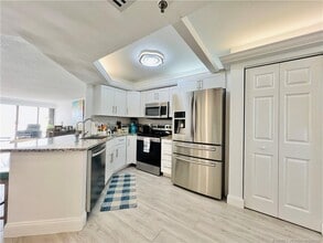 9650 S Ocean Dr in Jensen Beach, FL - Foto de edificio - Building Photo