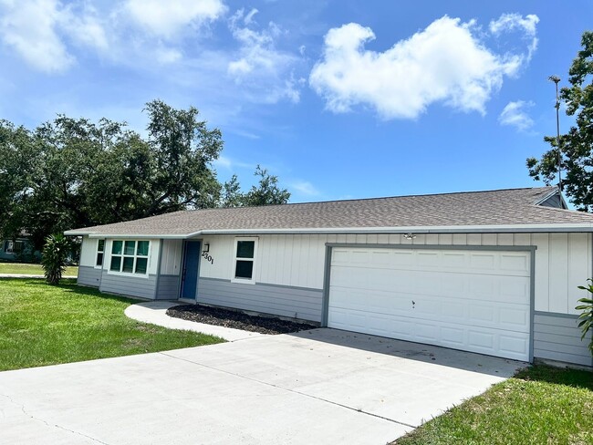 2301 SE Lennard Rd in Port St. Lucie, FL - Building Photo - Building Photo