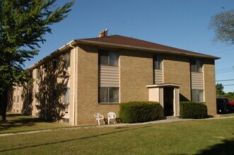 4100 S 51st St in Greenfield, WI - Foto de edificio - Building Photo