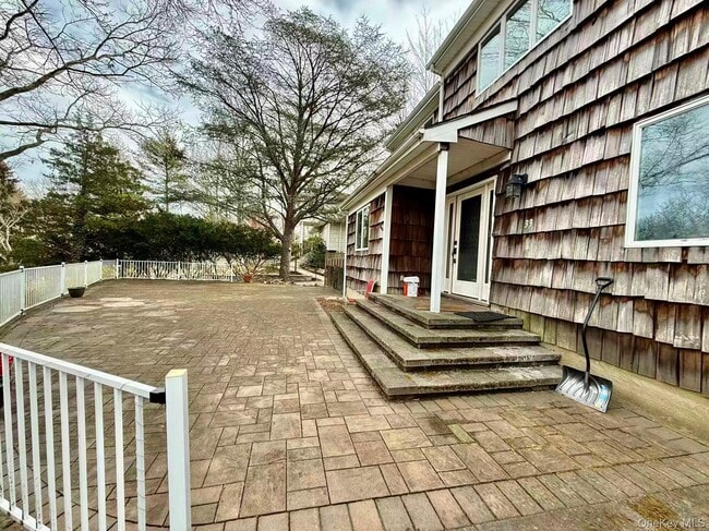 33 Pilgrim Dr in Port Jefferson, NY - Building Photo - Building Photo