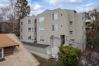 Golf View Apartments in Seattle, WA - Building Photo - Building Photo