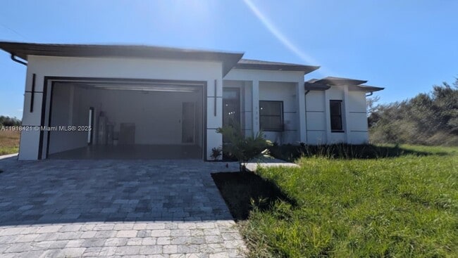 3302 E 18th St in Lehigh Acres, FL - Foto de edificio - Building Photo